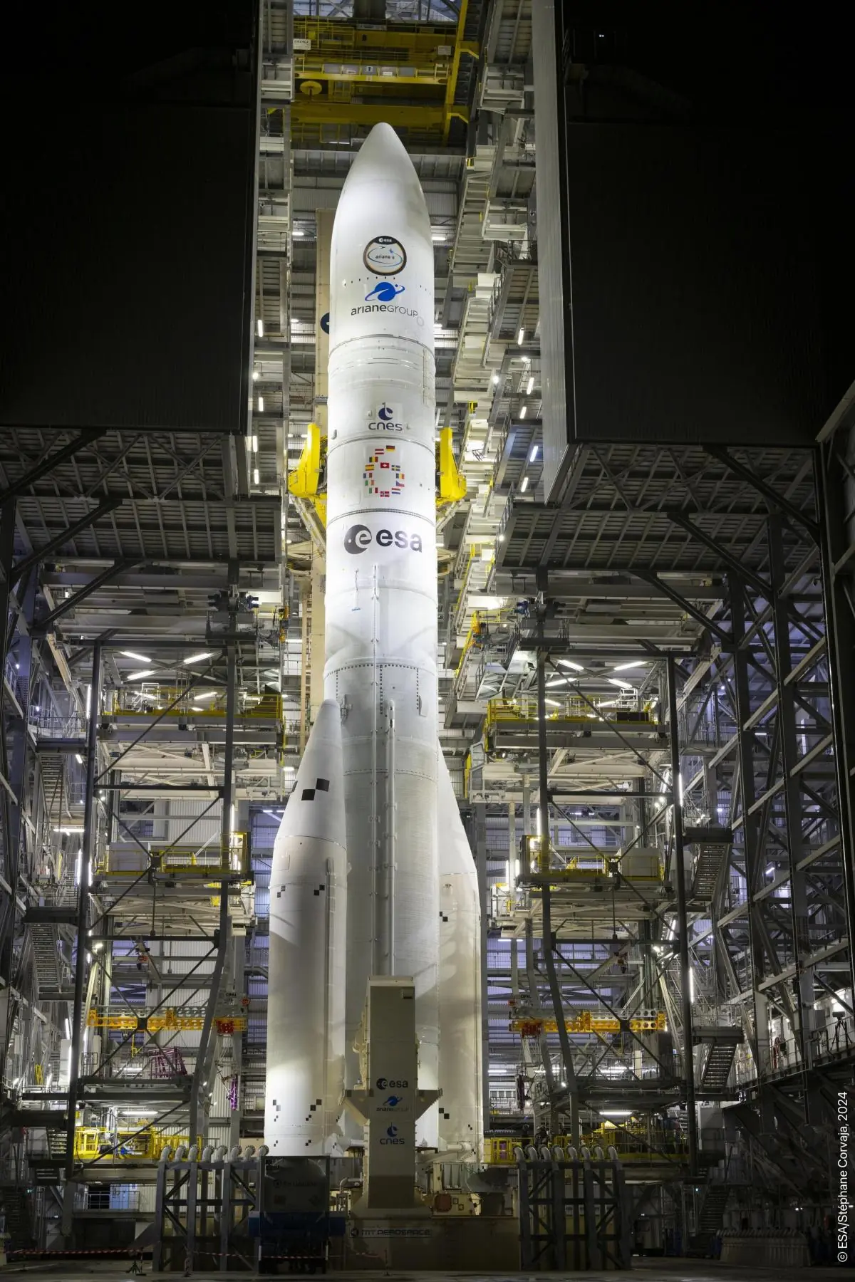 Ariane 6 sur son pas de tir à Kourou