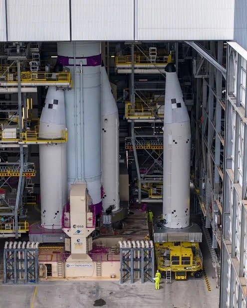 Ariane 64 sur son pas de tir ELA-4 à Kourou