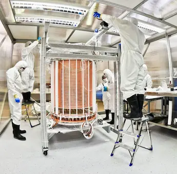 Un piège à fantômes high-tech ! Le détecteur Xenon1T pour chasser la matière noire.